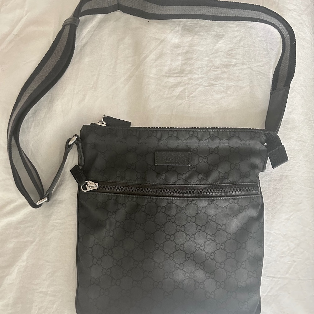 Authentic, Unisex Gucci Black Guccissima Nylon Messenger Crossbody Black 449185